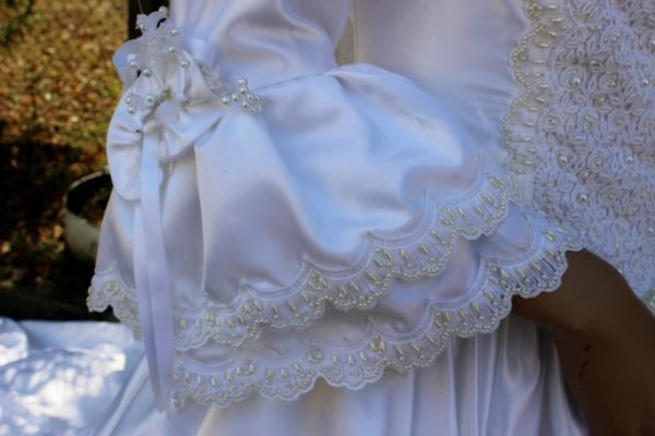 Vestito da sposa artigianale con guanti e cuscino - immagine 7
