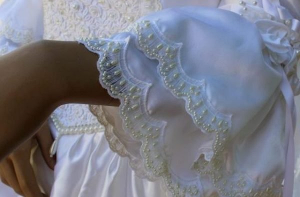 Vestito da sposa artigianale con guanti e cuscino