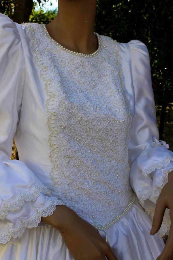 Vestito da sposa artigianale con guanti e cuscino - immagine 8