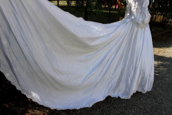 Vestito da sposa artigianale con guanti e cuscino - immagine 6