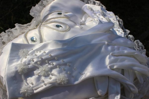 Vestito da sposa artigianale con guanti e cuscino - immagine 4