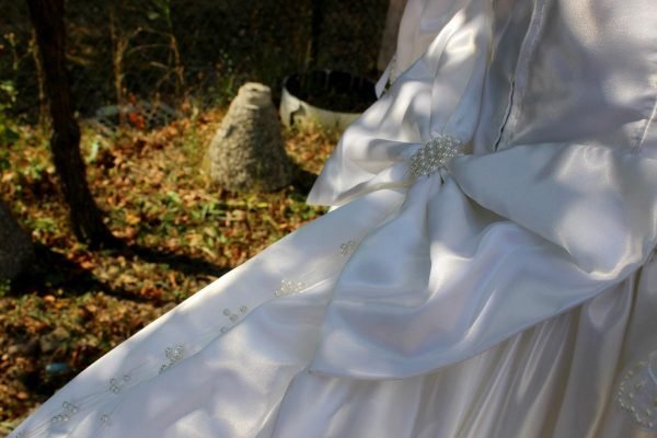 Vestito da sposa artigianale con guanti e cuscino - immagine 3