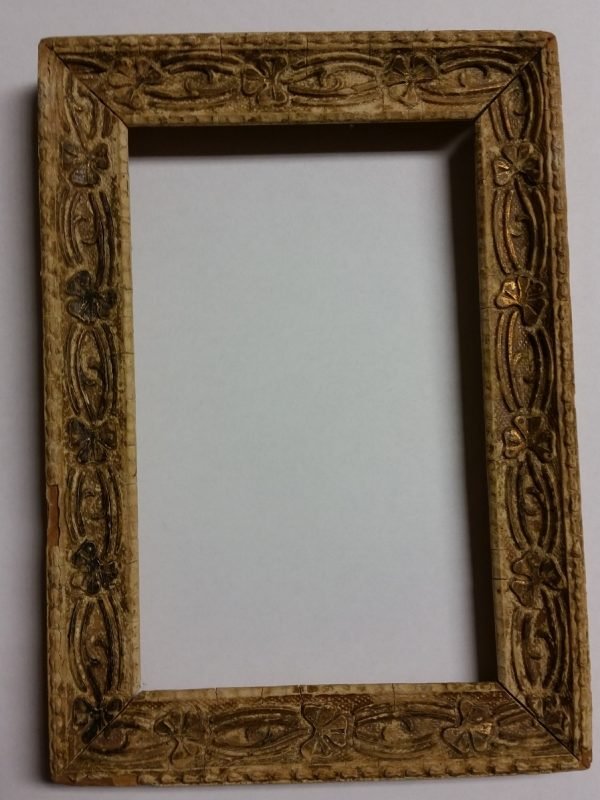 Cornice in legno decorata con riflessi dorati