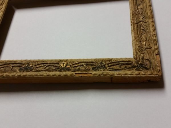 Cornice in legno decorata con riflessi dorati - immagine 3