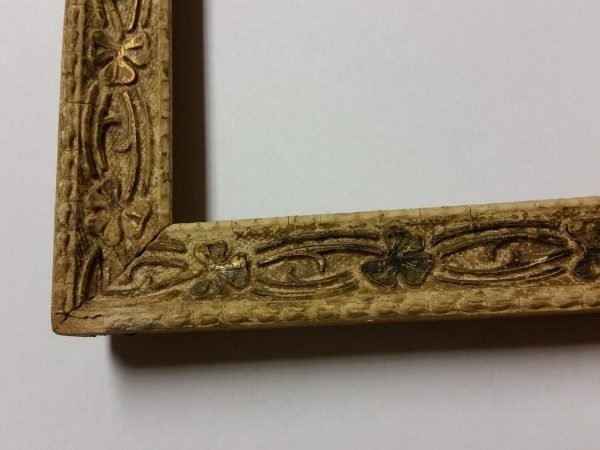 Cornice in legno decorata con riflessi dorati - immagine 4