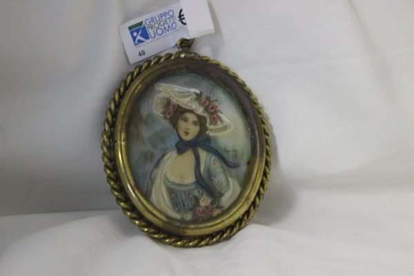 Medaglione con donna elegante