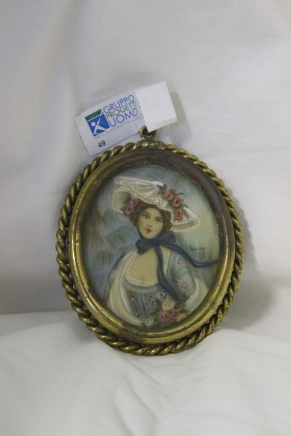 Medaglione con donna elegante - immagine 2