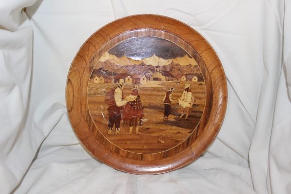 Piatto di legno intarsiato