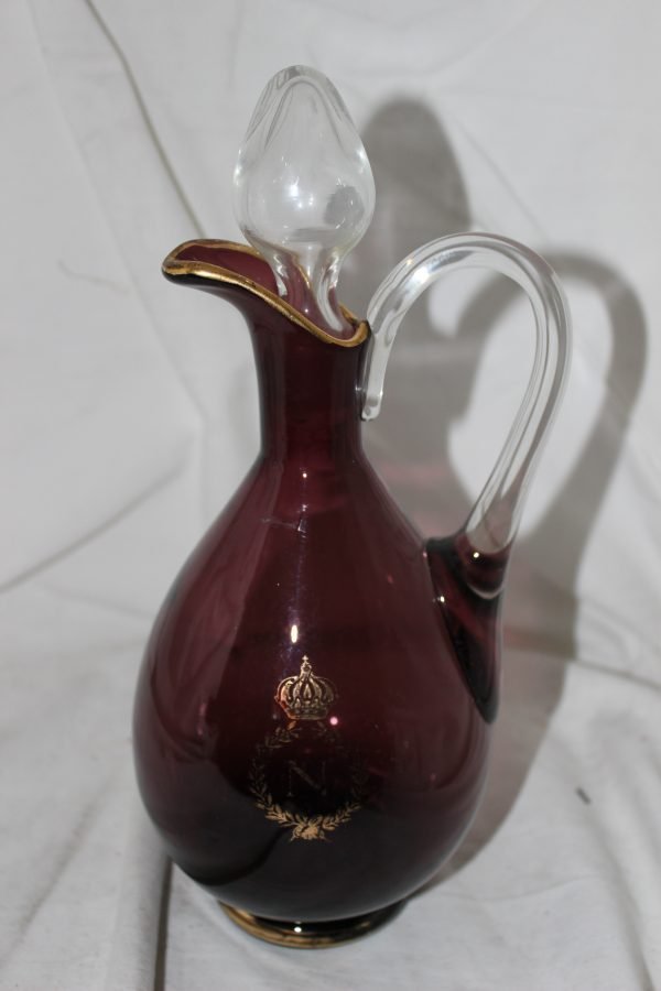 Caraffa in vetro con rifiniture color oro