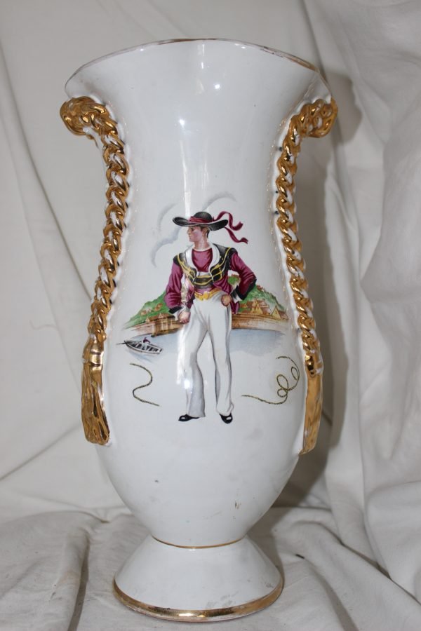 Vaso decorato con rifiniture color oro