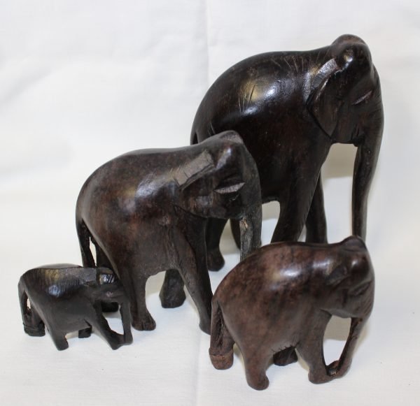 Famiglia di elefanti in legno -fatto a mano.