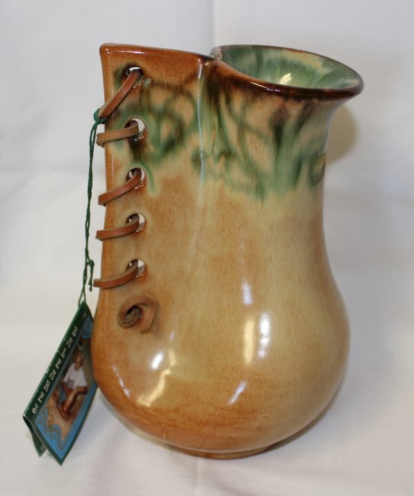 Vaso decorativo di ceramico con pelle.