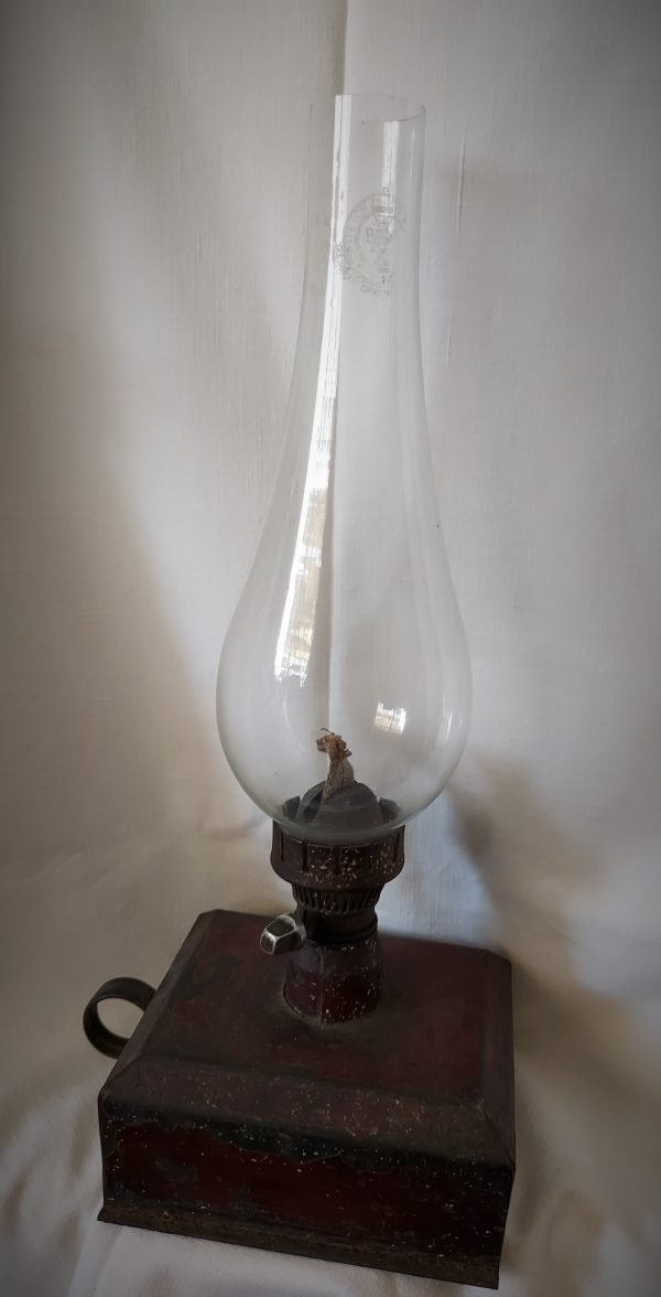 Lume/Lampada/lanterna a petrolio, base in ferro, fine'800 primi '900