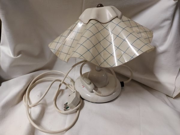 Lampada con paralume in plastica