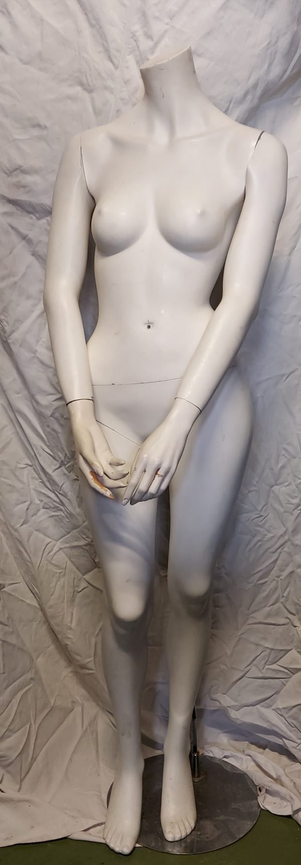 Manichino donna bianco senza testa, con  mani giunte,  in resina