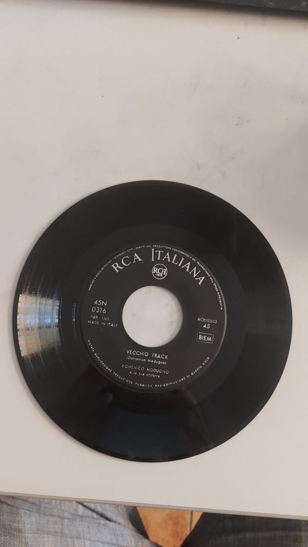 Domenico Modugno  Vecchio frack (lato a); E vene 'o sole(lato b)  45 giri - immagine 3