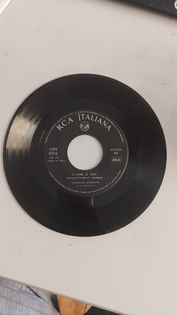 Domenico Modugno  Vecchio frack (lato a); E vene 'o sole(lato b)  45 giri - immagine 4