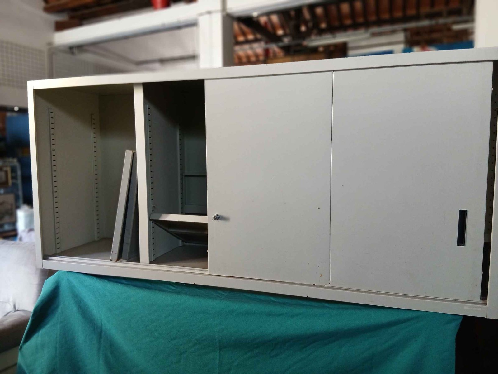 Armadio in metallo a due ante scorrevoli