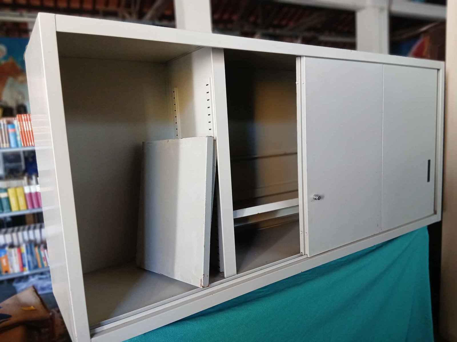 Armadio in metallo a due ante scorrevoli - immagine 2